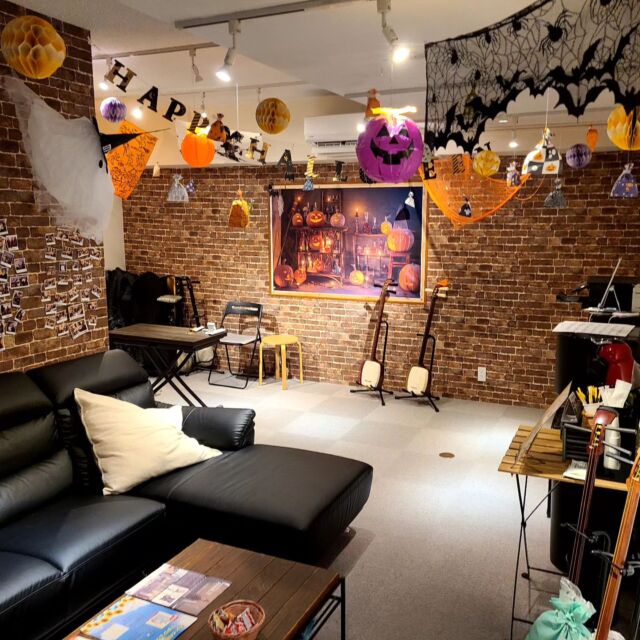 【教室紹介】🎃ハロウィン仕様👻に模様替え🕯️✨ 

大手町教室がハロウィンver.になりました🎃✨
今年は生徒さんの一言から発想をいただき、蜘蛛が新登場🕷️✨
他にも新アイテムが色々増えてます👻 

入口では、仮装つながりということで、
津軽の伝統工芸品「金魚ねぶた」が
エヴァンゲリオン各機に扮しています🤖
お好きな方は是非チェック‼️🤩 

　　
#津軽三味線 #三味線 #津軽三味線教室
#和楽器 #趣味 #習い事 #東京
#神田 #大手町 #千葉 #新千葉
#初心者 #教室 #無料体験レッスン受付中
#shamisen #japan #japaneseculture #traditional
#デコレーション #ハロウィン #手作り装飾 #包装紙リメイク